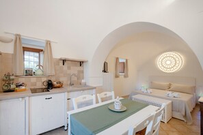 Jääkaappi, mikroaaltouuni, liesi, astianpesukone