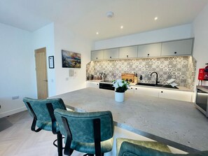 Jääkaappi, mikroaaltouuni, uuni, astianpesukone