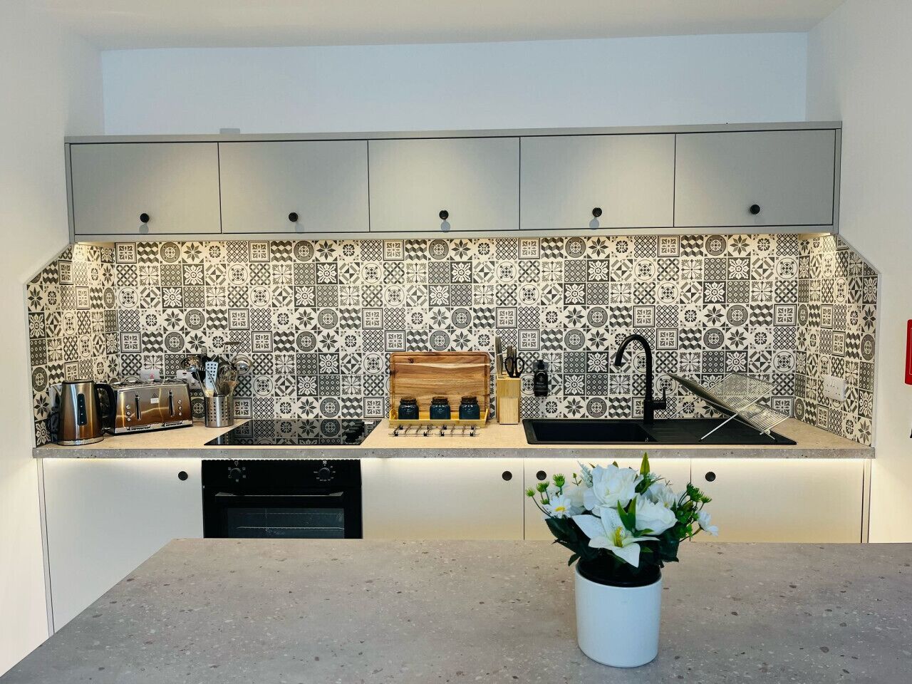 Geladeira, micro-ondas, fogão, lava-louças