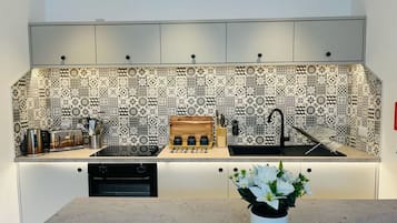 Geladeira, micro-ondas, fogão, lava-louças