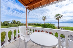 Property grounds - Apartment 'Neptune' with Sea View, Shared Terrace and Wi-Fi (Corfu)