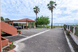 Property grounds - Apartment 'Neptune' with Sea View, Shared Terrace and Wi-Fi (Corfu)