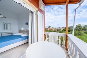 Property grounds - Apartment 'Neptune' with Sea View, Shared Terrace and Wi-Fi (Corfu)