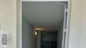 A narrow, tiled hallway with a doormat at the entrance. - Studio in the heart of Dijon (Dijon)