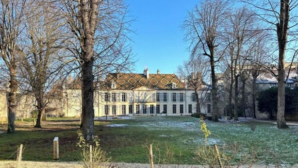 A large, historic building with a symmetrical facade, multiple windows, and a central entrance. - Studio in the heart of Dijon (Dijon)