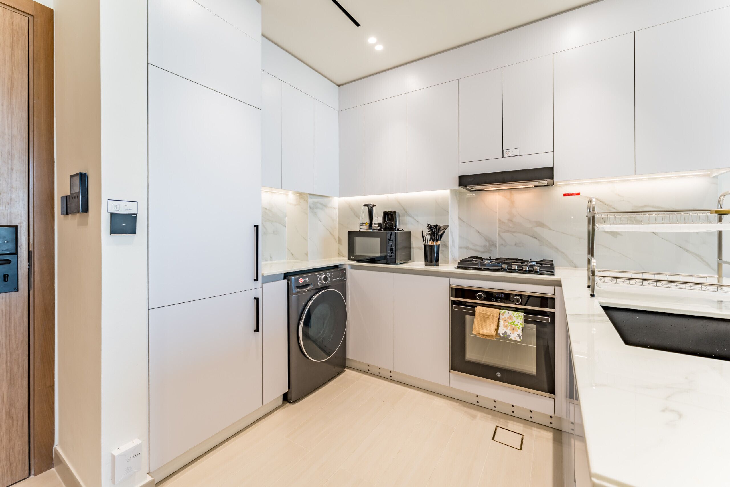 Kjøleskap, mikrobølgeovn, ovn og kokeplater