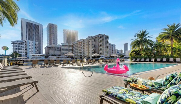 Pool - Ocean and Canal View Condo Resort Hallandale 804 (Hallandale Beach)