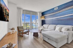 TV - Ocean and Canal View Condo Resort Hallandale 804 (Hallandale Beach)