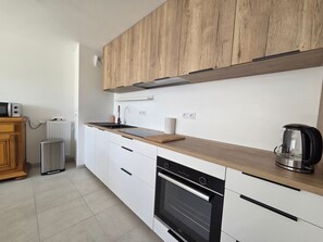 Frigorifero, microonde, forno, piano cottura