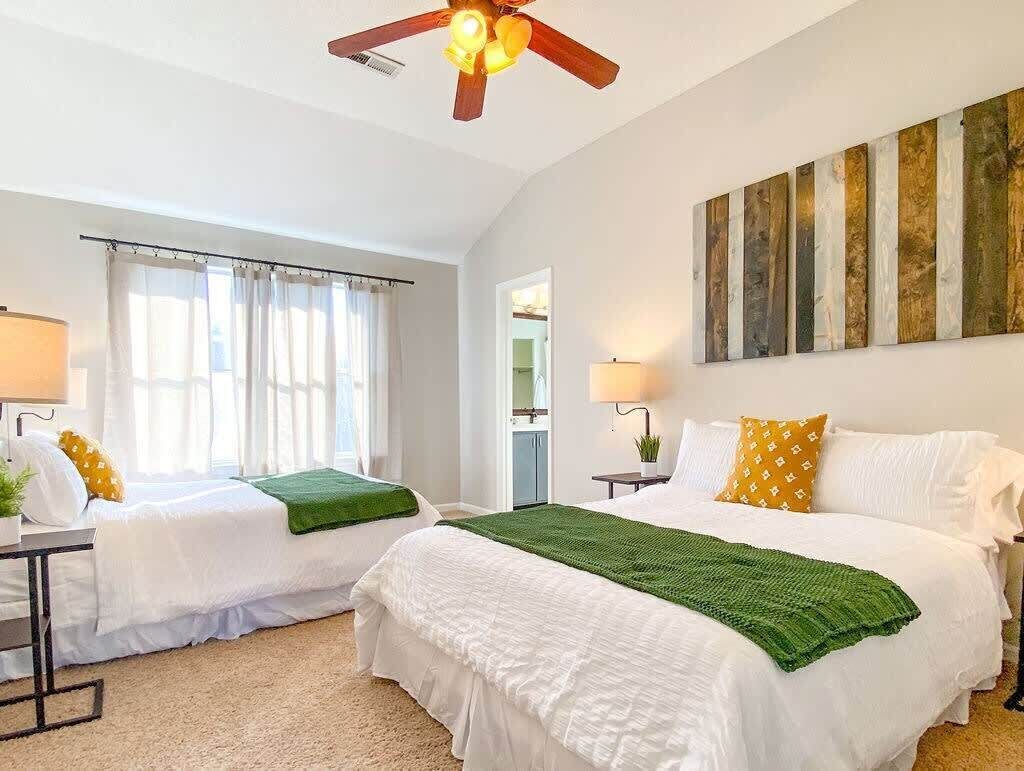 Tabla de planchar con plancha, cuna de viaje, wifi gratis y ropa de cama