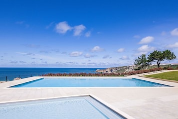 Disfruta de Sunset Beach Apartment en Nazaré. Vista al mar, piscina compartida y ubicación tranquila cerca de la playa y puntos turísticos.