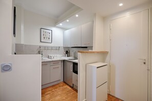 Fridge, microwave, oven, coffee/tea maker