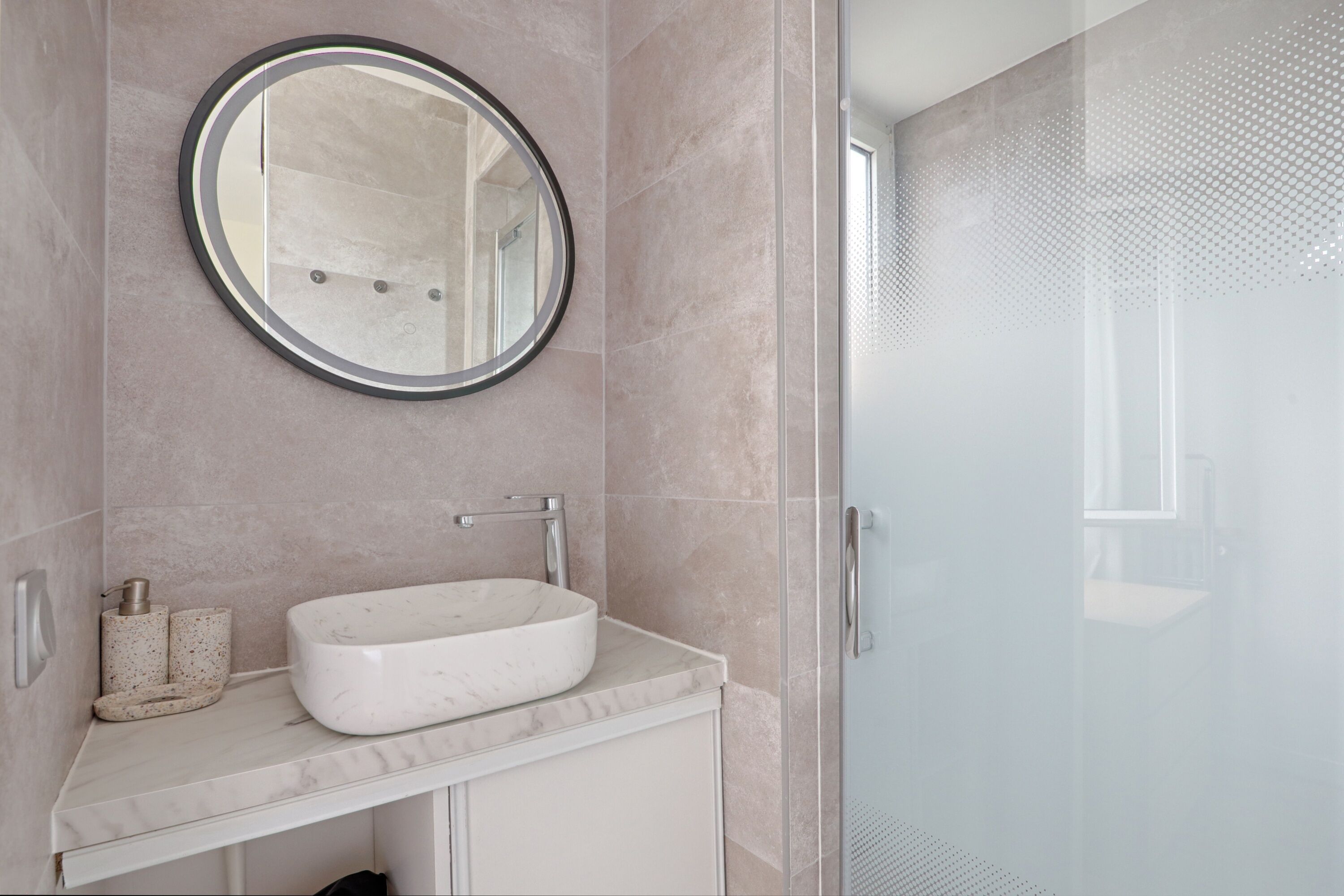 Articles de toilette gratuits, sèche-cheveux, serviettes fournies