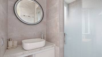 Articles de toilette gratuits, sĂšche-cheveux, serviettes fournies