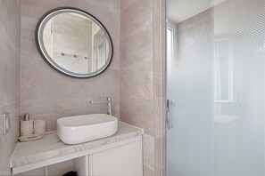 Kostenlose Toilettenartikel, Haartrockner, Handtücher