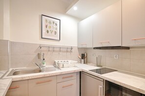 Fridge, microwave, oven, coffee/tea maker