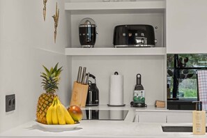 Kühlschrank, Mikrowelle, Ofen, Herdplatte