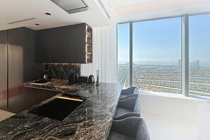 ثلاجة، ميكروويف، فرن، موقد طهي مسطح