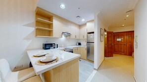 Réfrigérateur, four à micro-ondes, un four, surface de cuisson