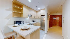 Réfrigérateur, micro-ondes, four, plaque de cuisson