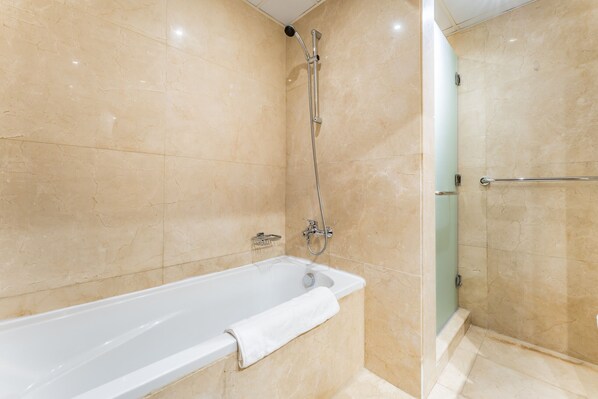 Regadera, secadora de cabello, bidet, toallas 