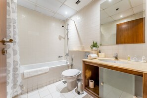 Regadera, secadora de cabello, bidet, toallas 