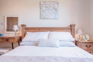 3 bedrooms, iron/ironing board, WiFi, bed sheets - The Meadows Dairy, Bawdsey (Bawdsey)