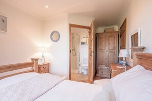 3 bedrooms, iron/ironing board, WiFi, bed sheets - The Meadows Dairy, Bawdsey (Bawdsey)