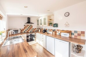 Kühlschrank, Mikrowelle, Ofen, Geschirrspüler