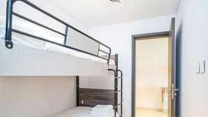 Escritorio, tabla de planchar con plancha, cuna de viaje y wifi gratis