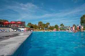Indoor pool, a heated pool - ZEcamping 4 étoiles 500m plage piscine couverte locatif TV BBQ 30m2 (La Forêt-Fouesnant)