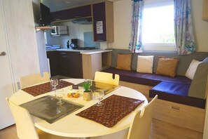 Dining - ZEcamping 4 étoiles 500m plage piscine couverte locatif TV BBQ 30m2 (La Forêt-Fouesnant)