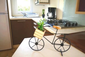 Kühlschrank, Mikrowelle, Herdplatte