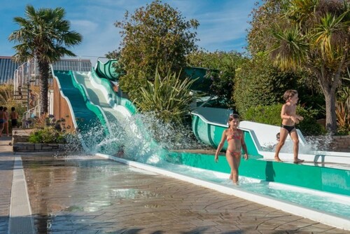 ZEcamping 4 étoiles 500m plage piscine couverte locatif TV BBQ 30m2