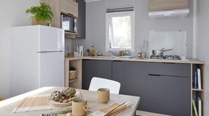 Kühlschrank, Mikrowelle, Herdplatte