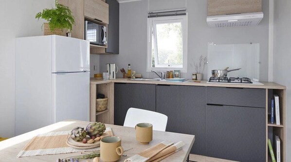 Refrigerador, microondas y parrilla de estufa 