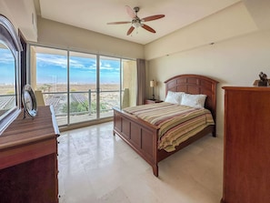 2 bedrooms, iron/ironing board, WiFi, bed sheets - The Beachfront Oasis (Puerto Peñasco)