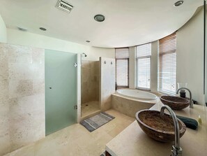 Douche, sèche-cheveux, serviettes fournies