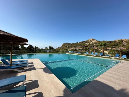 Beachfront apartment, swimming pool and parking