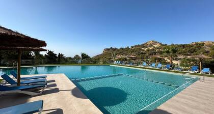 Beachfront apartment, swimming pool and parking