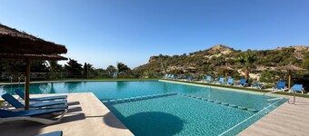 Beachfront apartment, swimming pool and parking