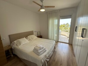 2 habitaciones, tabla de planchar con plancha y cuna de viaje 