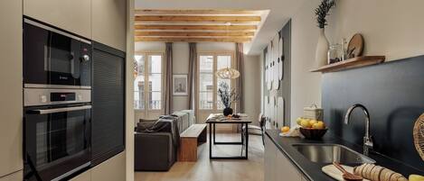 Jääkaappi, mikroaaltouuni, uuni, liesi