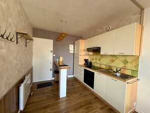 Kylskåp, mikrovågsugn, ugn och spishäll