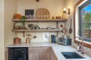 Kühlschrank, Ofen, Wasserkocher mit Kaffee-/Teezubehör, Toaster