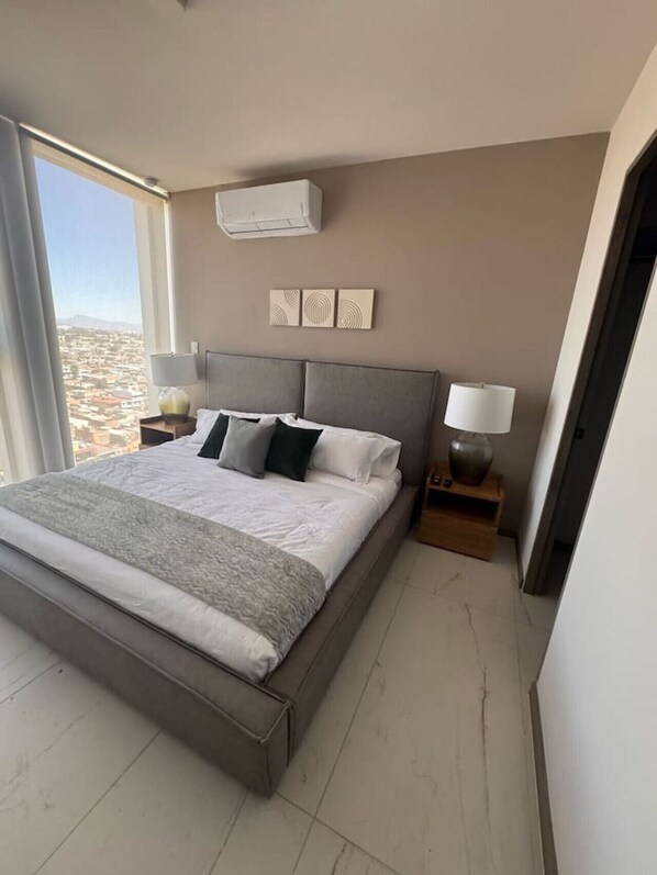 1 habitación, escritorio, tabla de planchar con plancha y wifi 