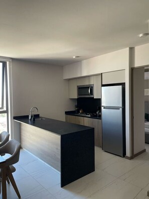 Refrigerador, microondas, horno y parrilla de estufa 