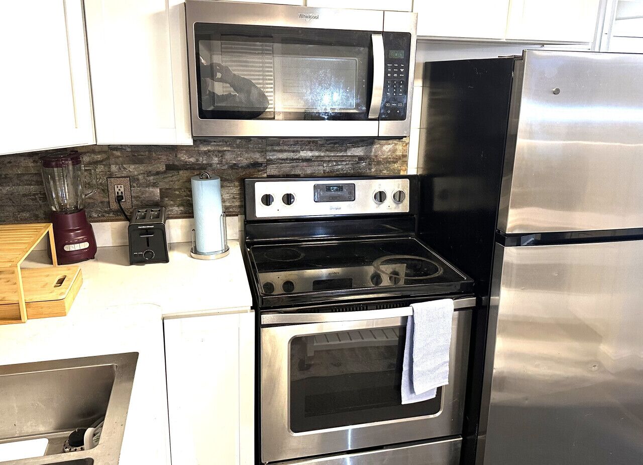 Kjøleskap, mikrobølgeovn, ovn og kokeplater