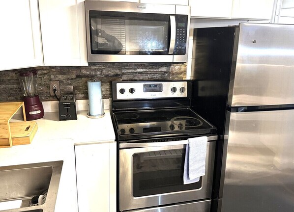 Kylskåp, mikrovågsugn, ugn och spishäll