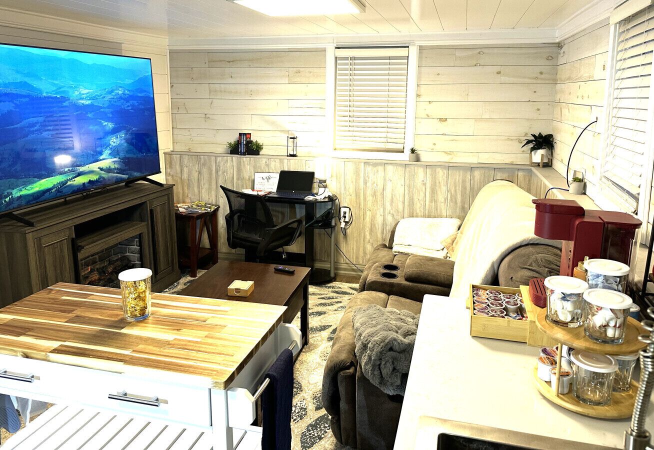 Smart TV, fireplace, books, offices